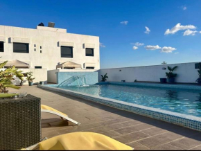 Chic Studio with Rooftop Pool